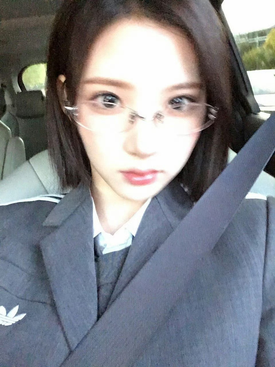 以前get不到美女为什么都喜欢拍过曝照片 现在知道了 纯纯是因为五官过于优越….