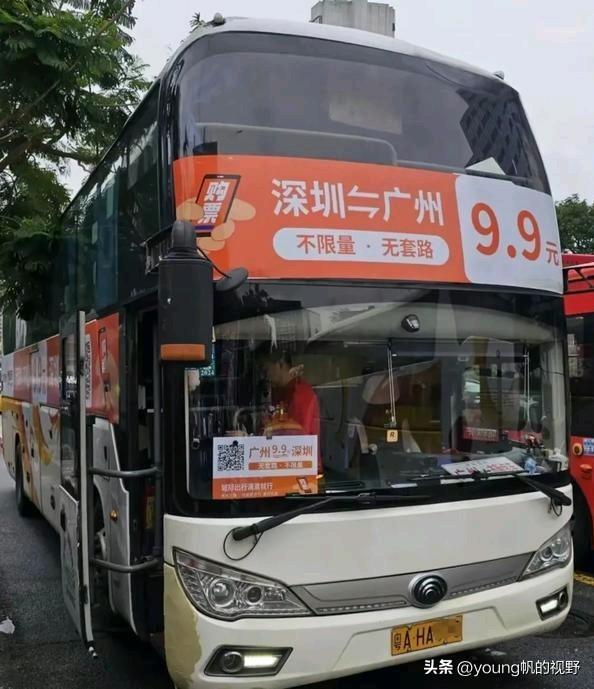 近一两年，在广州的各大地铁口旁，经常可以看到一些网约长途巴士，这些车广告打着相当