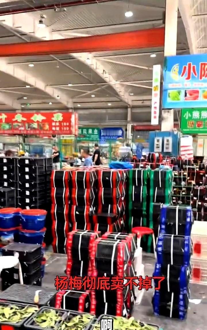 5月17号，宁波水果批发市场。
一筐杨梅，昨天还贴着200块的价，今天老板直接用