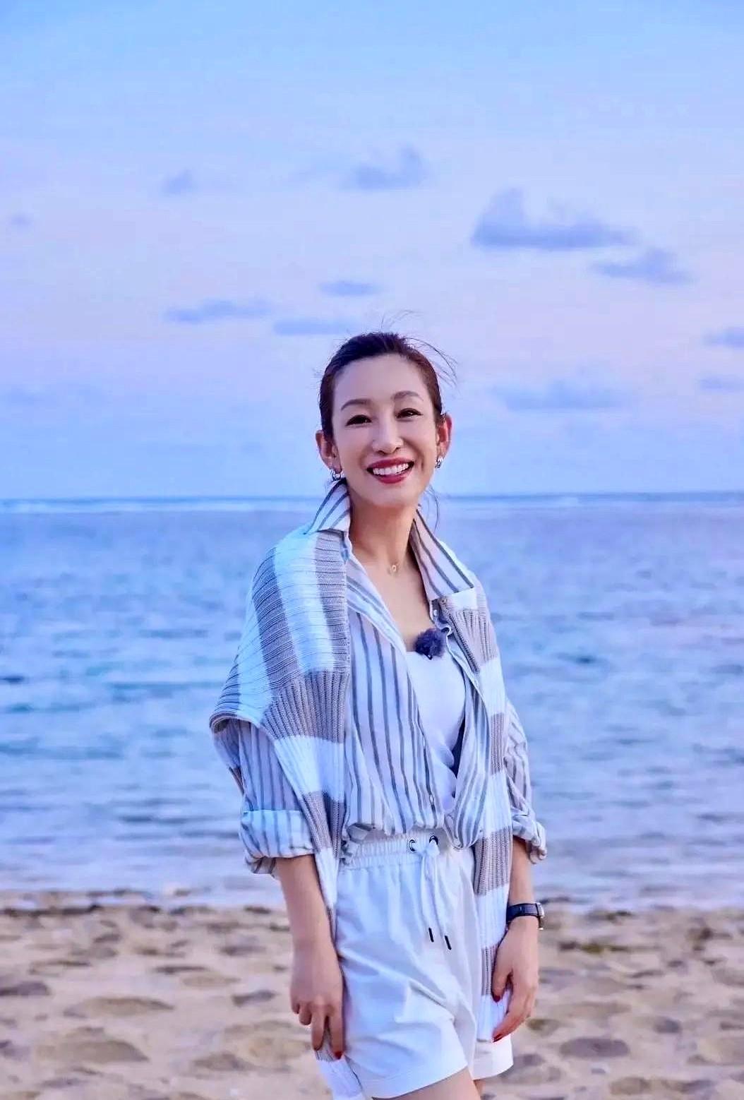 秦海璐这身海边穿搭，真是给40岁往上的姐姐们打了个样。
简简单单一件蓝白条纹衬衫