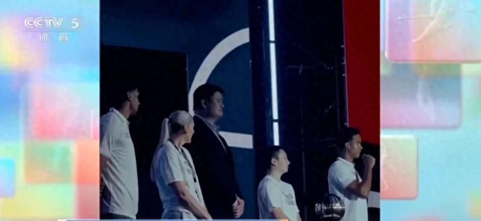 劳伦·杰克逊与姚明再次同框，引发网友热议。时隔多年，劳伦对姚明的情感依旧深厚，展