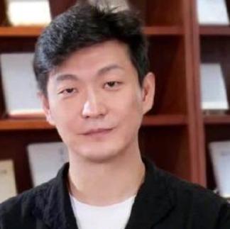 在电视剧《伟大的长征》中饰演王稼祥的演员李泓良，为了贴近角色，做了极为扎实的案头