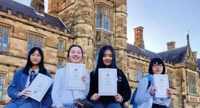 留学生的反华情绪为何越来越严重？因为好不容易和白人混在一起，结果发现白人不吃香了