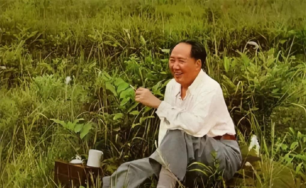 1938年，毛主席通过秘书的一个点烟动作，觉察到了不对劲，于是立刻将此人调离，人