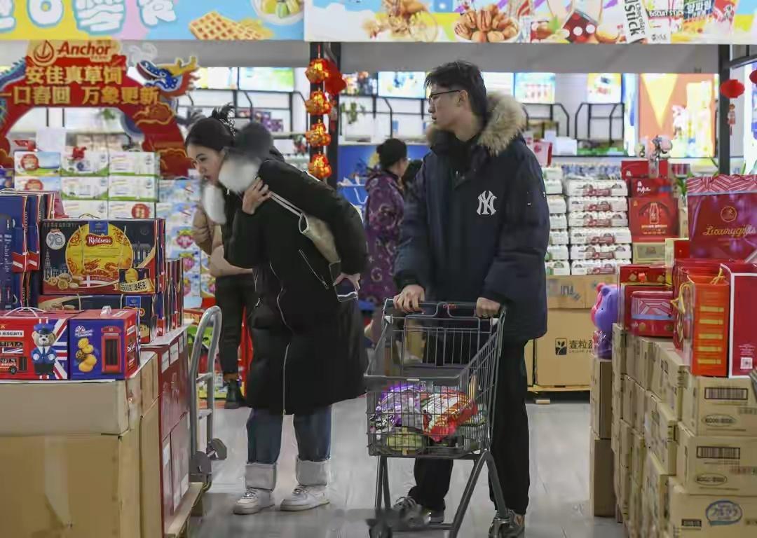 回家的意义此刻具象化了第一批回家过年的人都在干什么 过年回家，我和父亲一起修理家