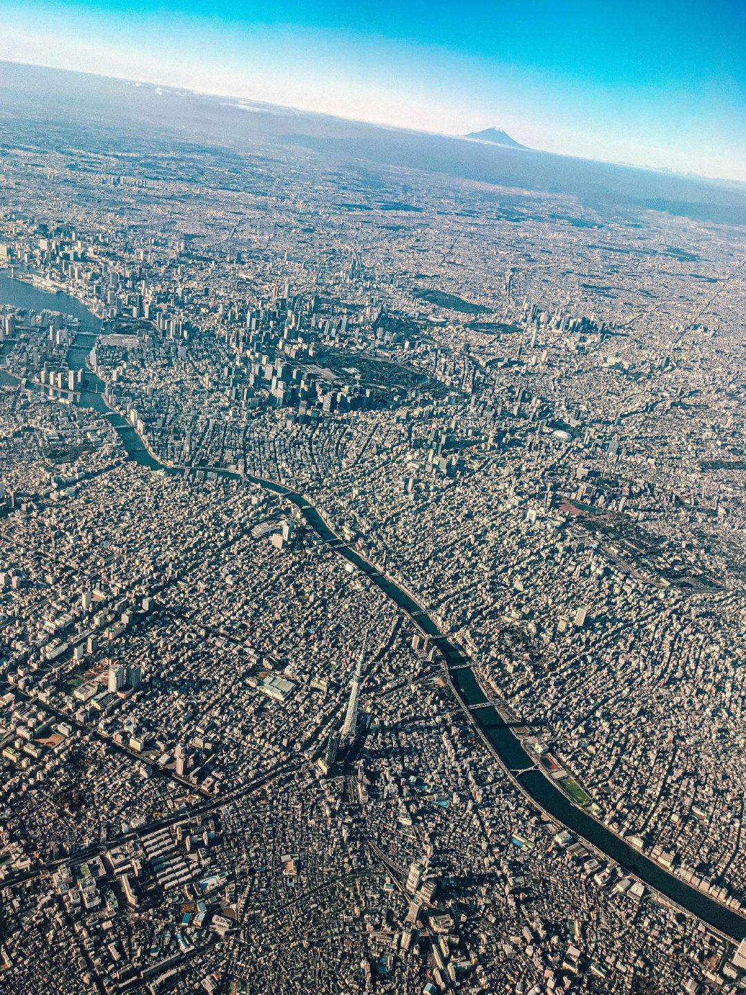 东京都市圈是全球经济规模最大、人口最多的都市圈之一。狭义的东京都市圈指一都三县：