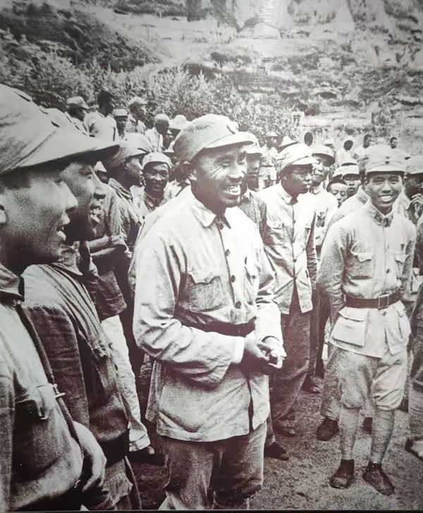 红军时期，部队非常艰苦，有一次朱老总率领100多名团以上干部，要到李聚奎所在的团