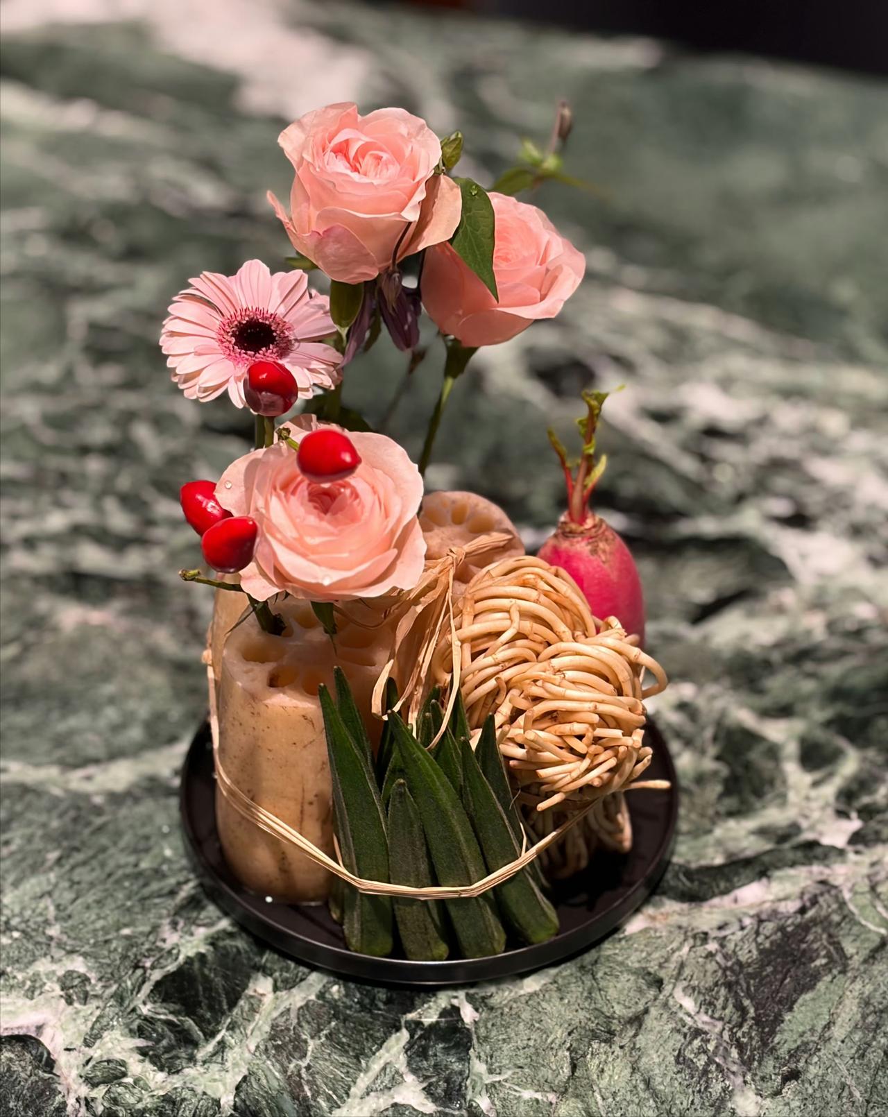 孙俪过生日。
邓超没送花。
他扎了一束折耳根配秋葵莲藕朝天椒的蔬菜花，每样都是孙