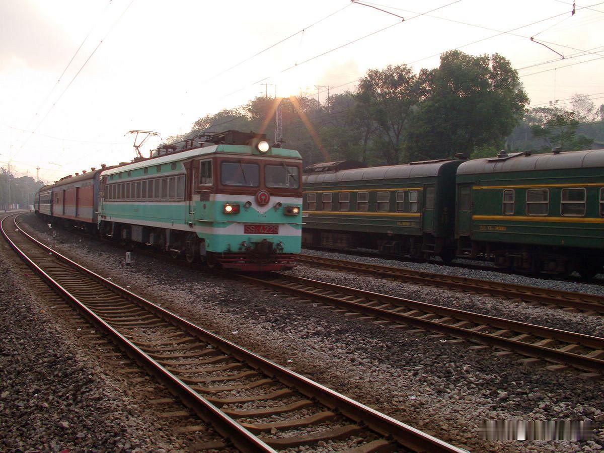 2011年拍到的K872次列车，当时这车是湛江到重庆，走黎湛线、湘桂线、黔桂线、