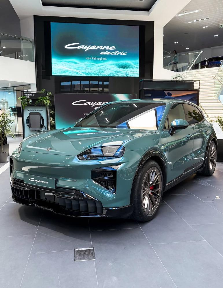 车若初见 保时捷卡宴纯电实车到店，不说里面的肉儿，咱就看外面的皮儿，是不是您菜？