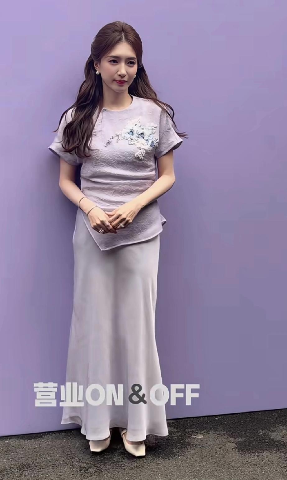 39岁的江疏影，就因为穿了条有褶子的裤子，被骂上热搜。
说她“显老态”、“没星味