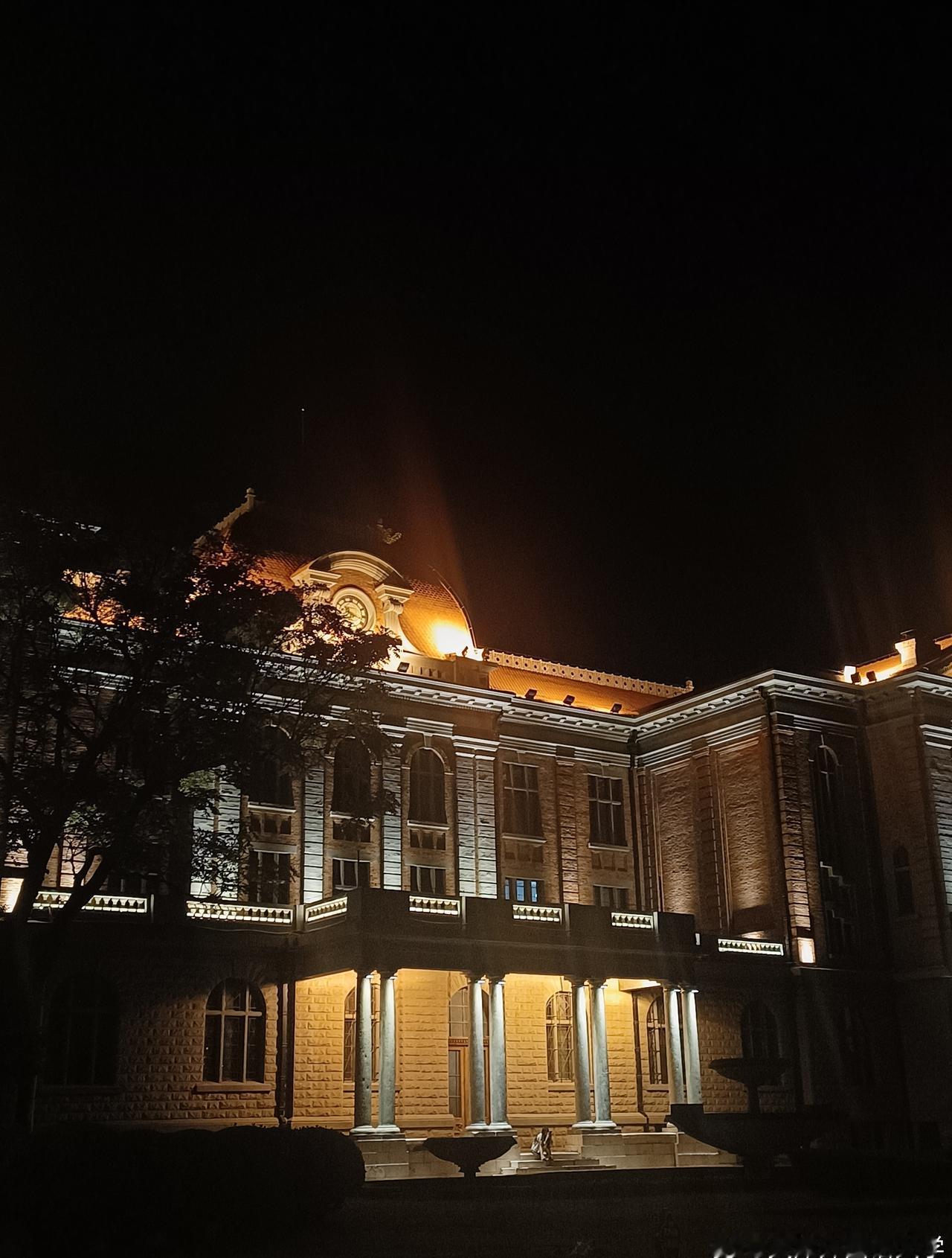天津外国语大学晚安天外 这个世界不会偏爱任何一个不劳而获的人，当然也不会辜负任何