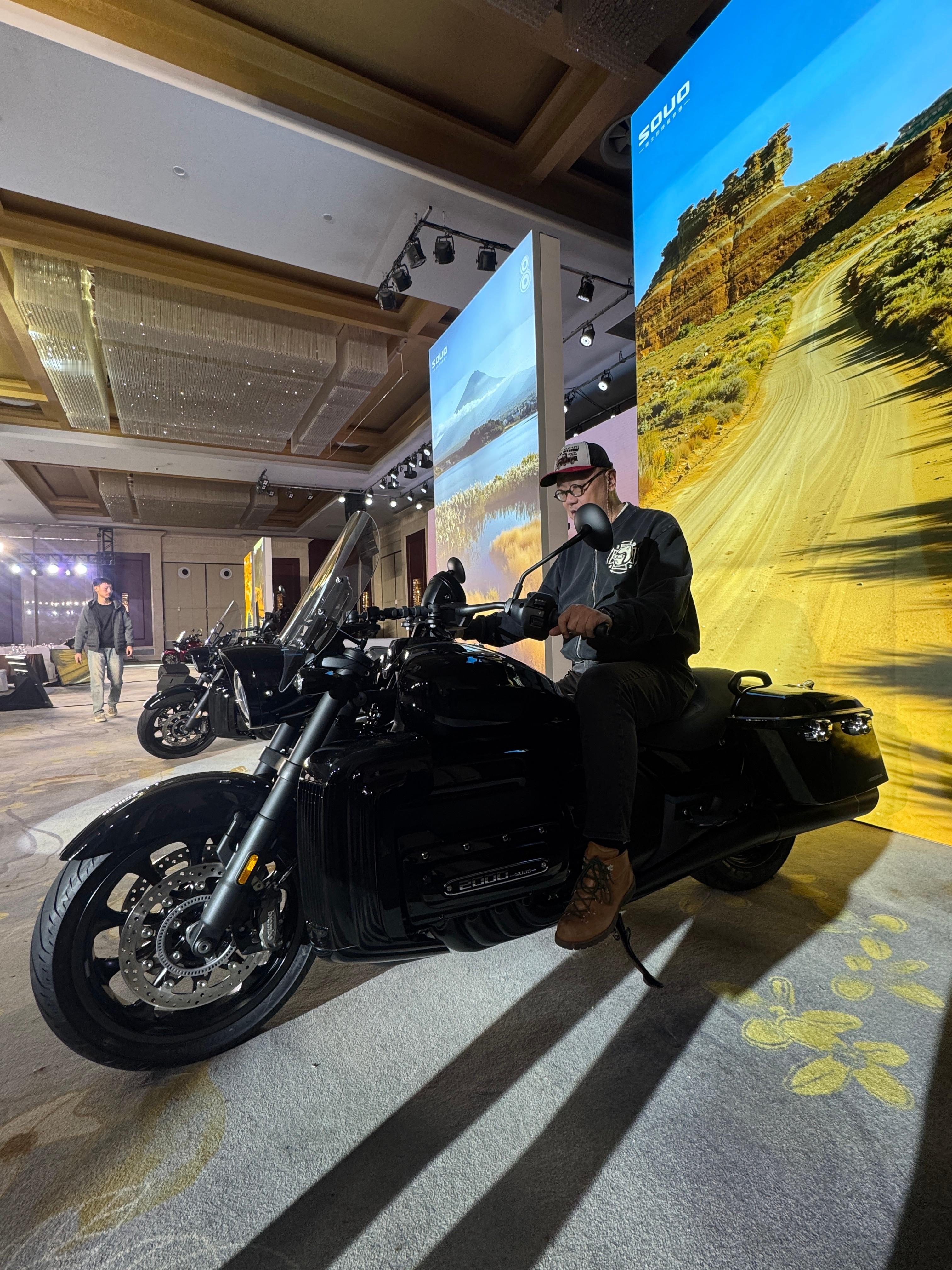 喜欢这款全新的肌肉裸露的版本，这个车的size是绝对合适我的[酷]…今晚公布价格