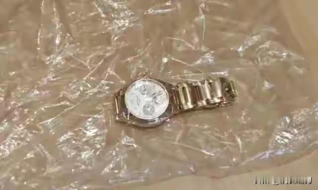 女子乘飞机落地杭州，价值百万元的手表不翼而飞！苦寻6天后求助公安，最终手表在飞机