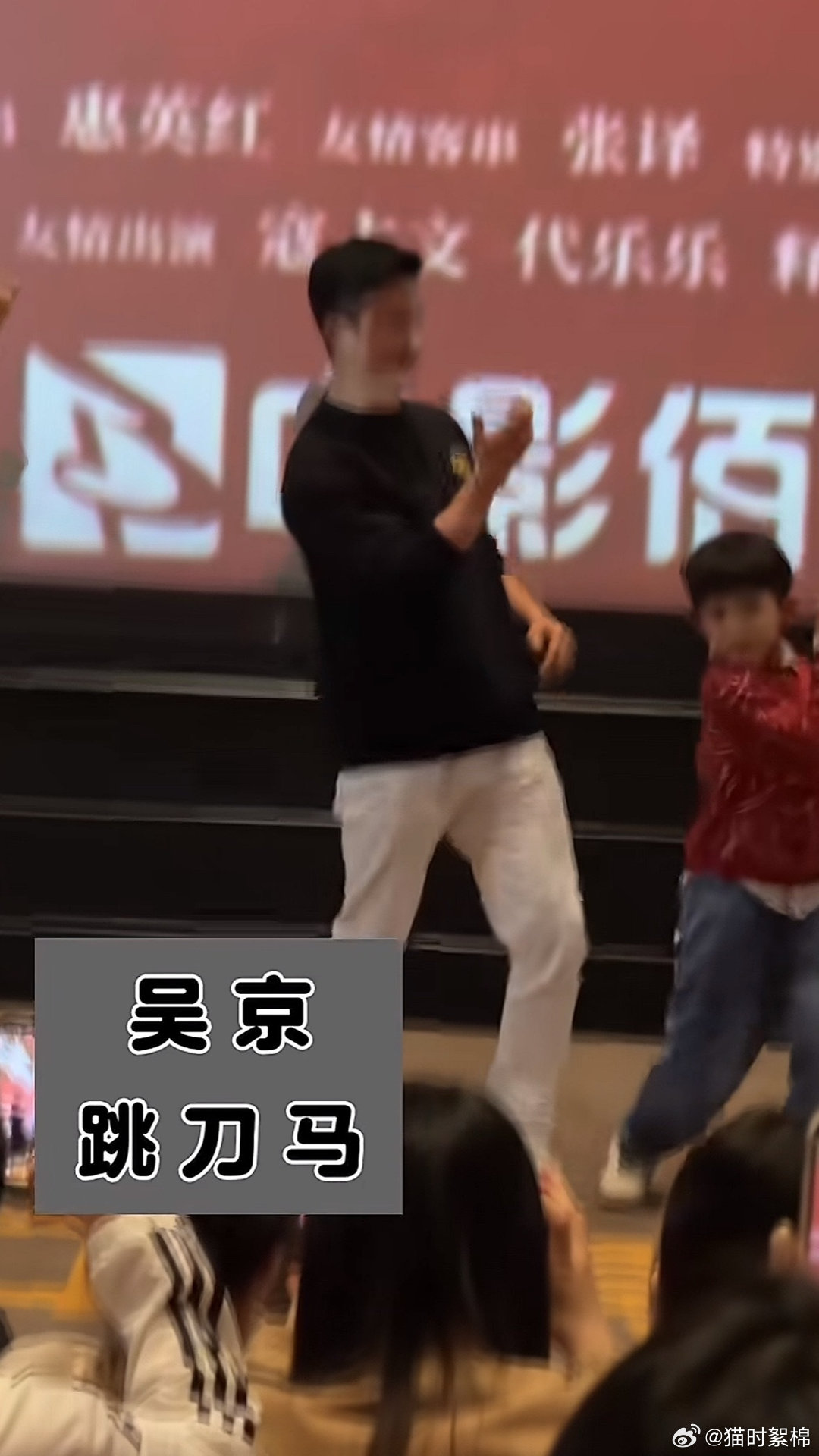 吴京 老人撒饭谁能拒绝真诚的吴京！每一次饭撒都透着接地气的可爱，不做作、不敷衍，