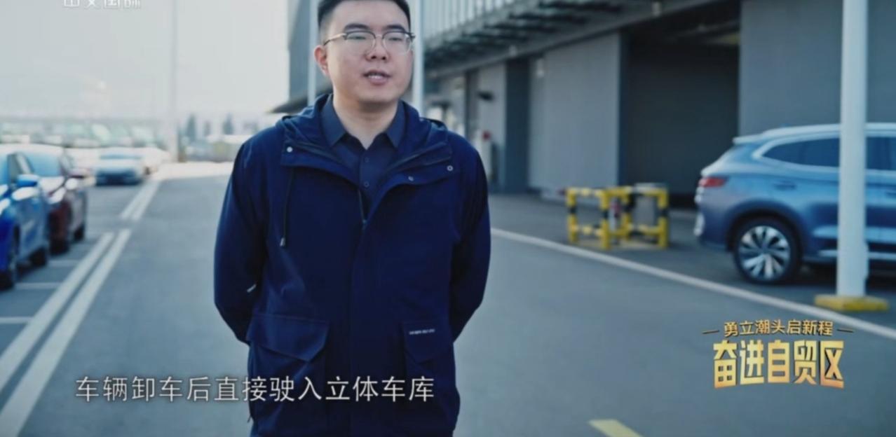 勇立潮头启新程，连云港自贸片区的汽车物流产业跑出“加速度”。车辆卸船后直入立体车