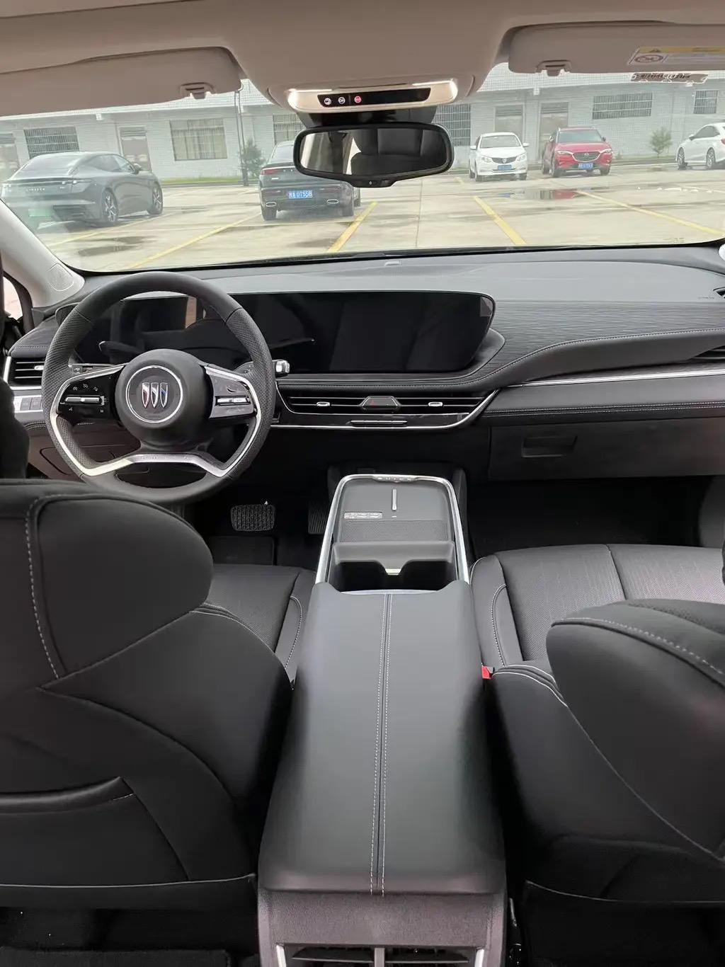 现在新车满街大连屏、封闭式前脸，看似“同质化”，其实是技术与需求倒逼的结果：
1