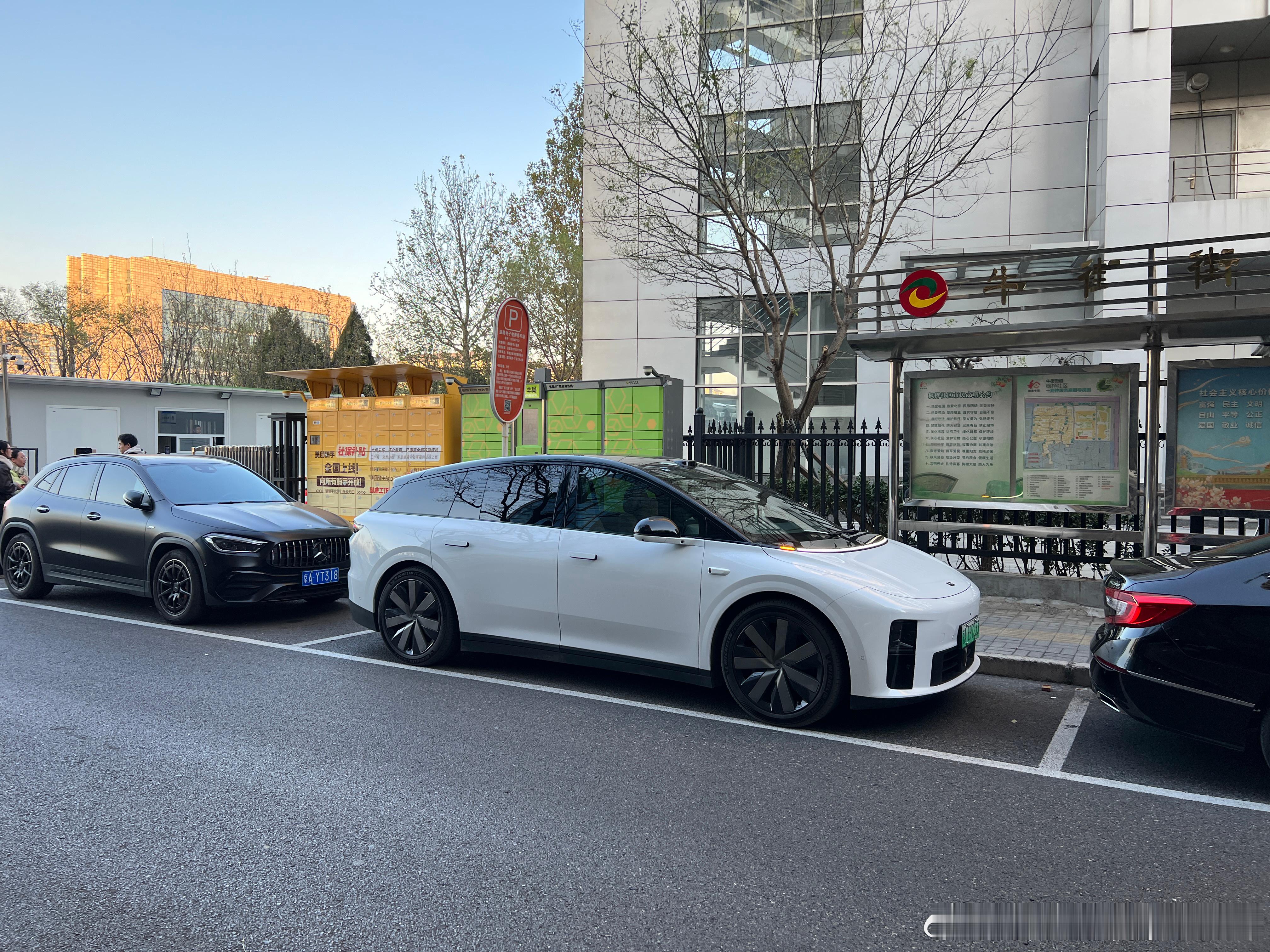 从几年前我记得一次选题会的时候瞎聊天，就聊到当时的燃油车越做越大，越做越宽，各种