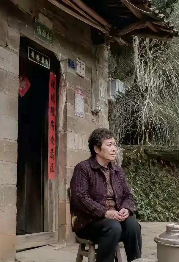 "儿啊，妈这栋旧屋不怕空，就怕你在外面累垮了也没个着落。"

我早就劝过你的。2