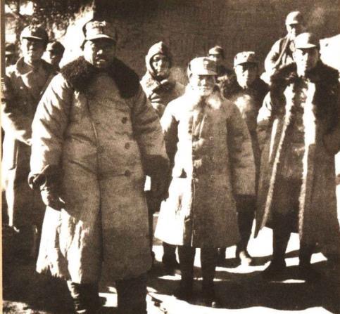 1939年1月，薄一波(前右一)陪同朱德总司令及夫人康克清在山西沁县南沟村视察工