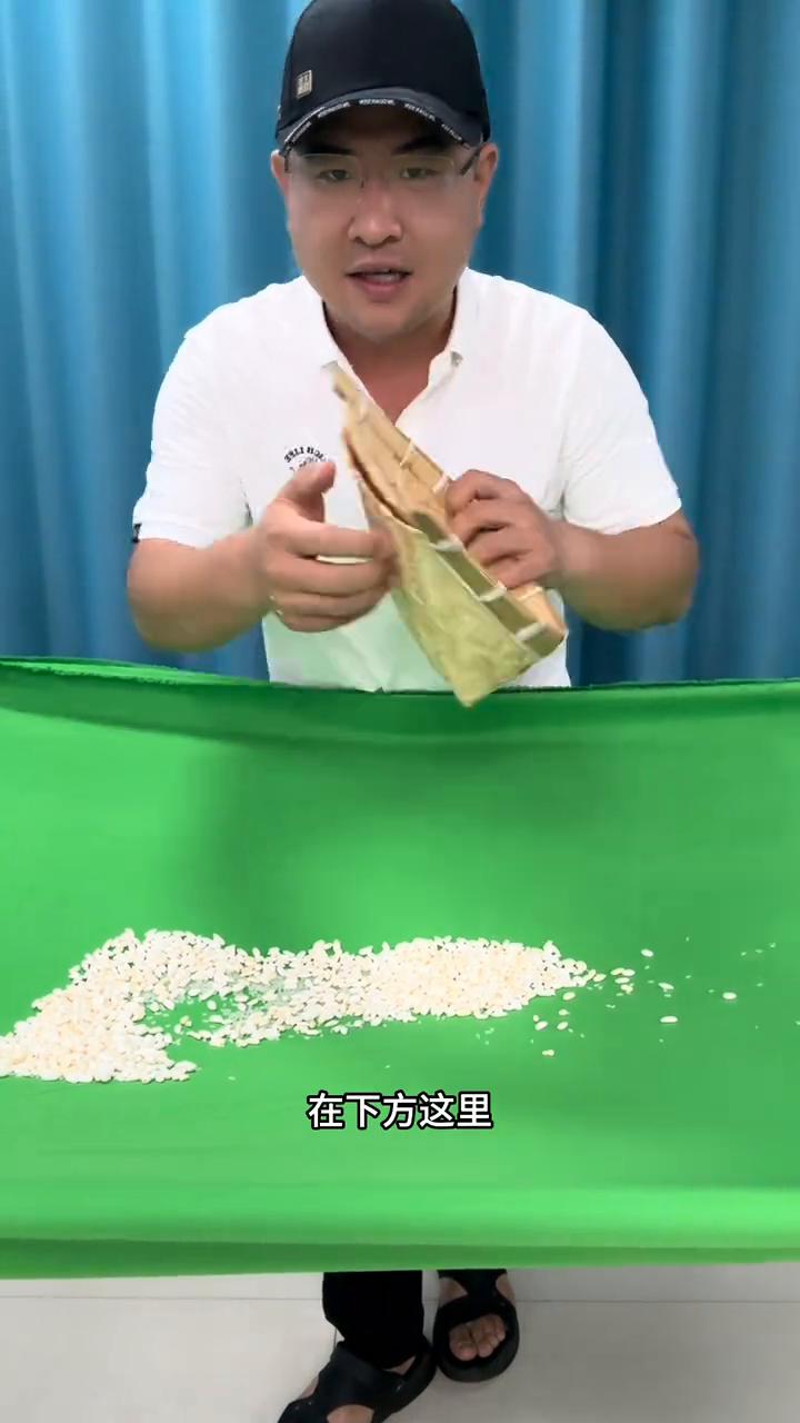 揭秘生米炒成爆米花。
大家好，视频中的大米炒爆米花是如何做到的？接下来就详细的教
