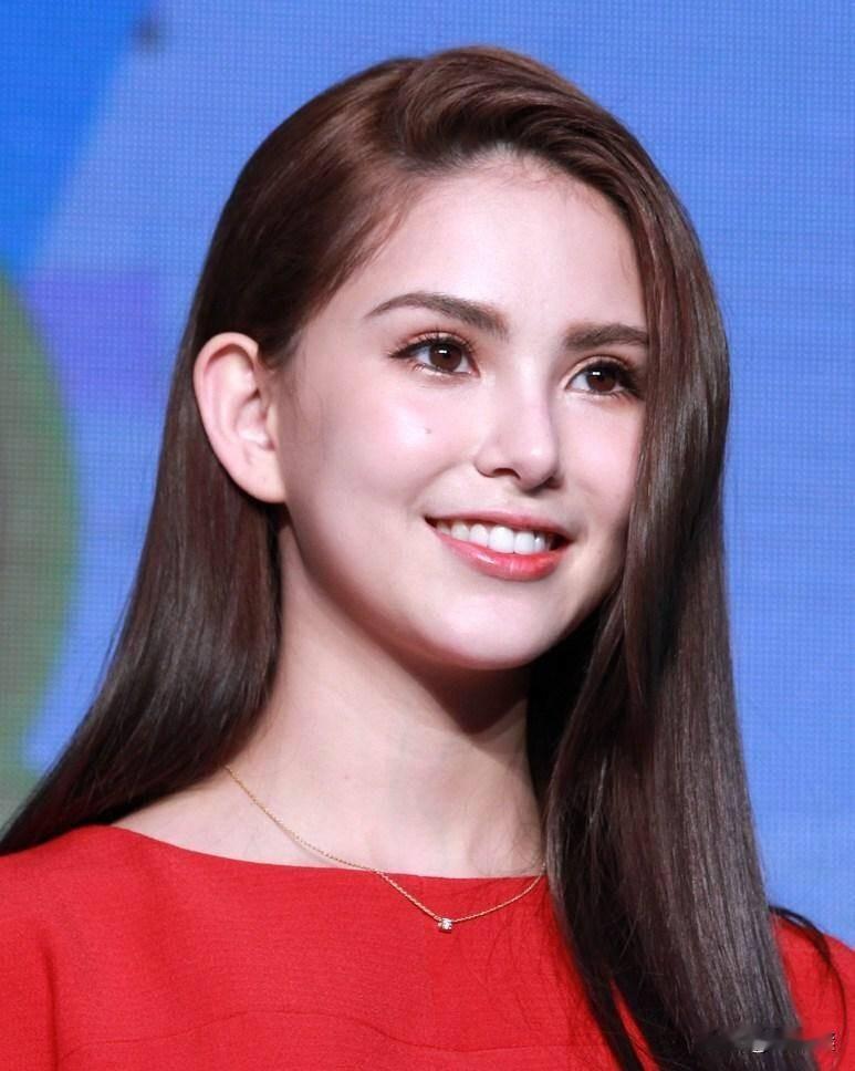 昆凌在《中餐厅10》真的挺让人意外。本以为“天王嫂”会是那种大方健谈、气场全开的