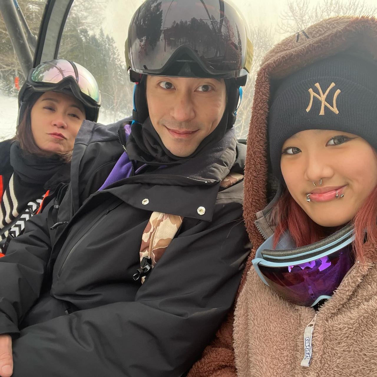 著名女星贾静雯的女儿梧桐妹的近照，她今年已经18岁，除了有耳环、鼻环、唇环外，还