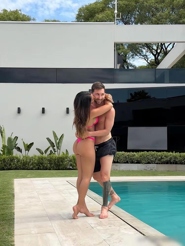 梅西和老婆游泳池拍的照片，纯西方化！