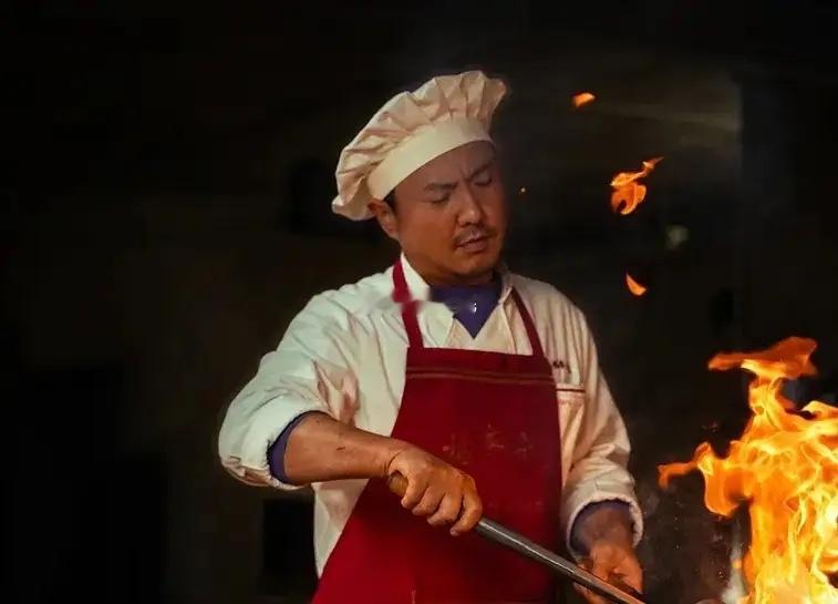 《龙餐馆》为什么选沈腾来演除了票房，刷到一个不一样的观点，沈腾让一锅苦味的粥，有