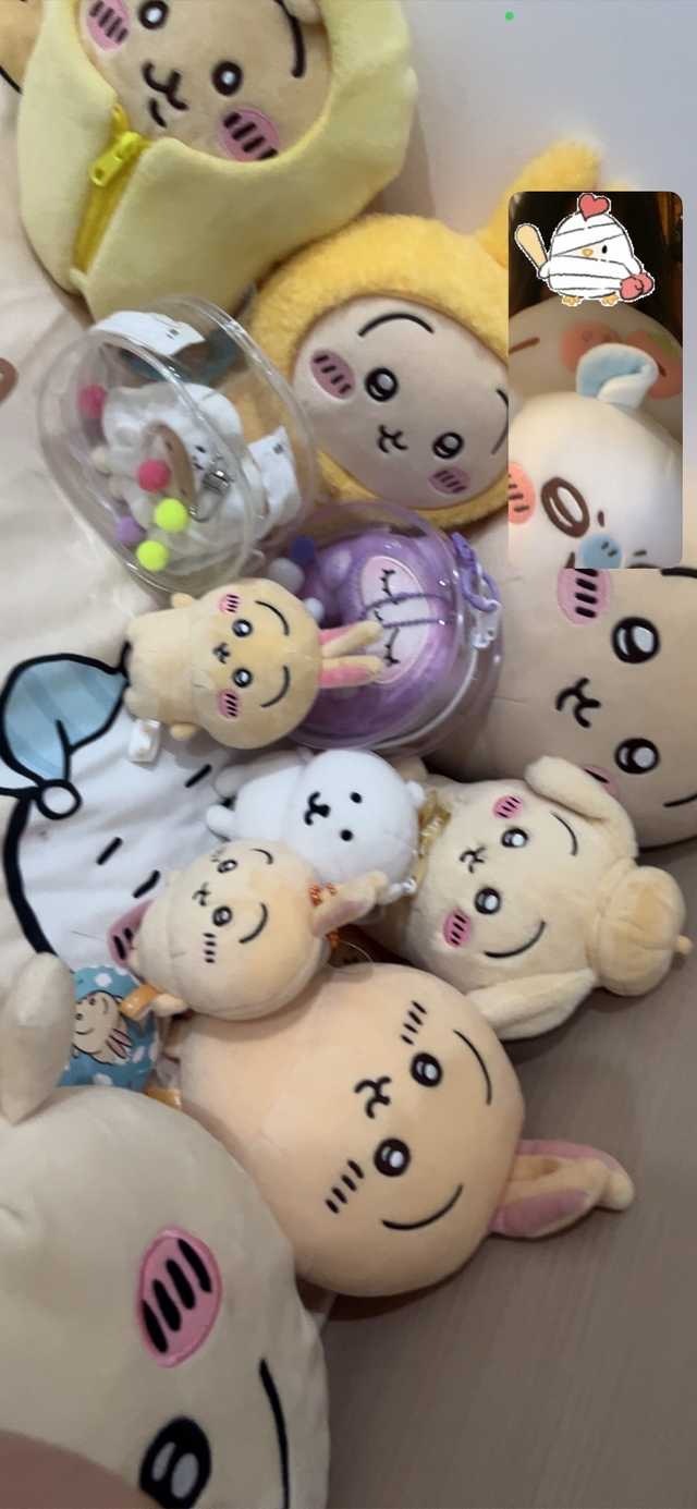 老公投一下！搬家第一件事自己的衣服都没收拾就先把这群吃白饭的掏出来放床上。 