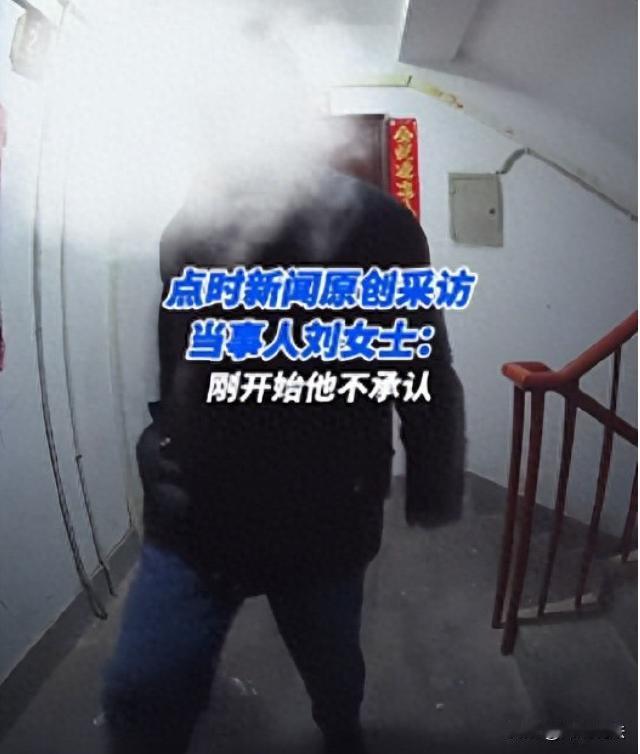 甘肃兰州，一位七旬的大爷，家住三楼，嫌二楼住户吵，大半夜的持棍猛烈敲击二楼家的房