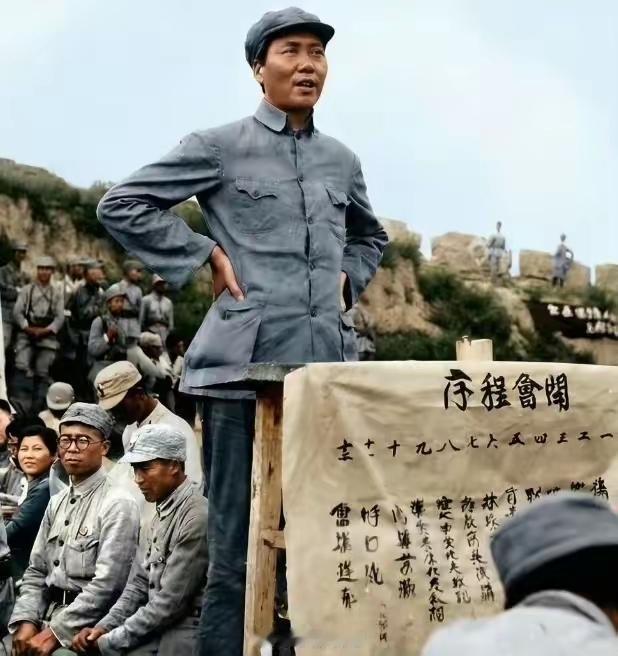 大年初一，看到毛主席这张高清老照片，瞬间被他的意气风发深深打动！
 
眼神坚定、