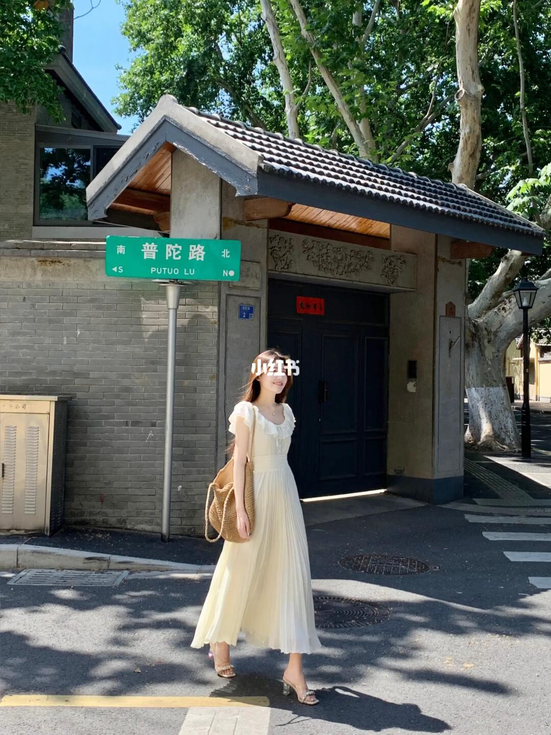 斥巨资买了件初恋风琴百褶裙……
