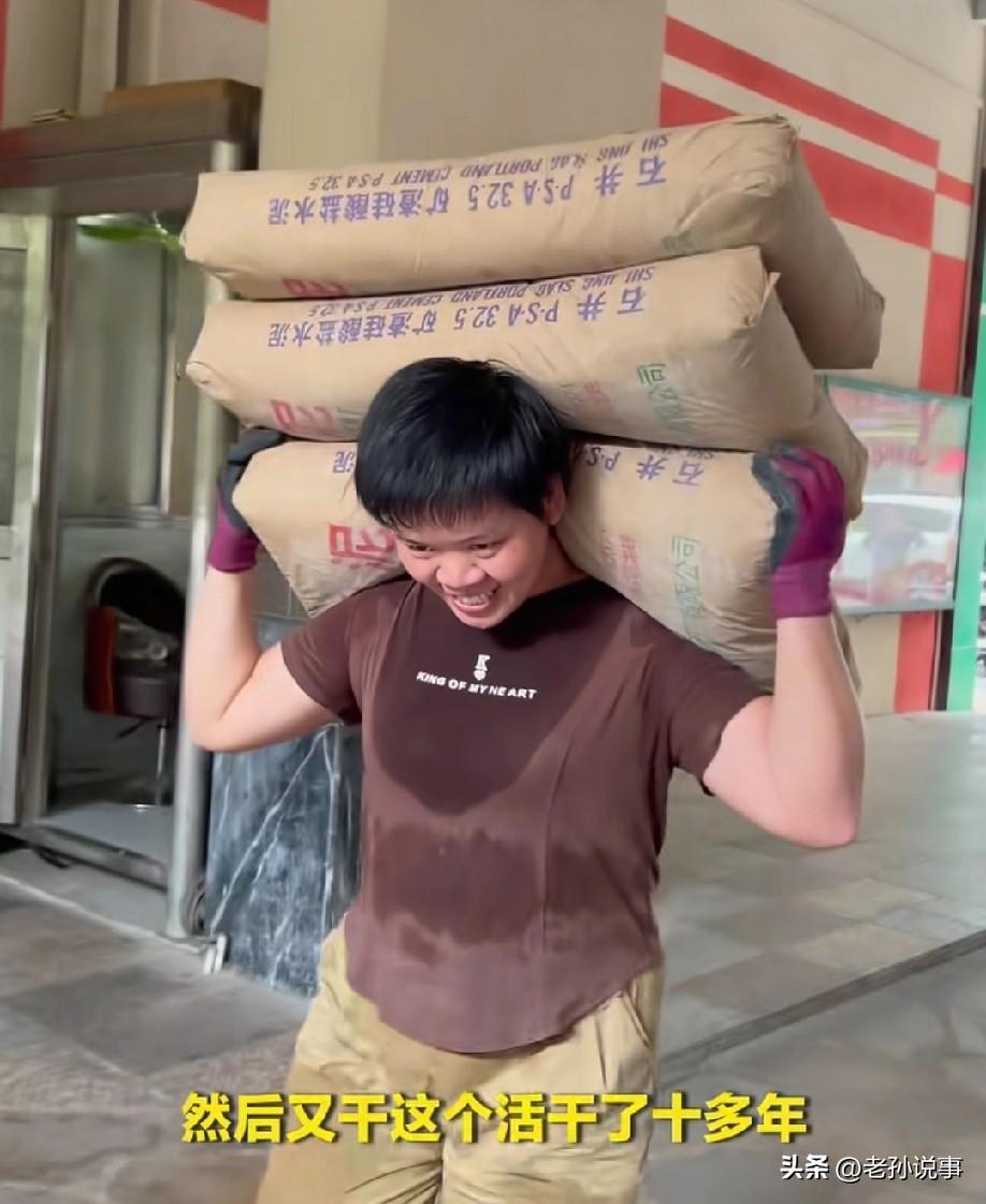 可怜天下父母心，看得心疼！ 
40岁单亲妈妈魏云桂扛楼16年赚钱养家的故事，让无