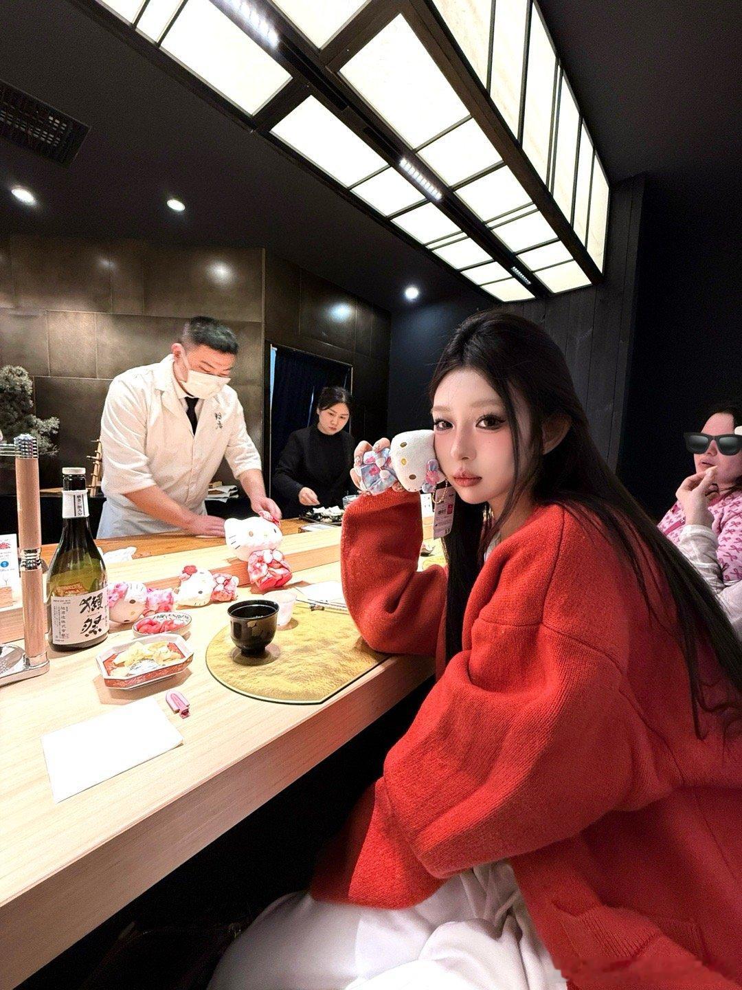 omakittyyy🍣🥢现在一点都不爱穿的很华丽吃漂亮饭了 主打一个松弛住 