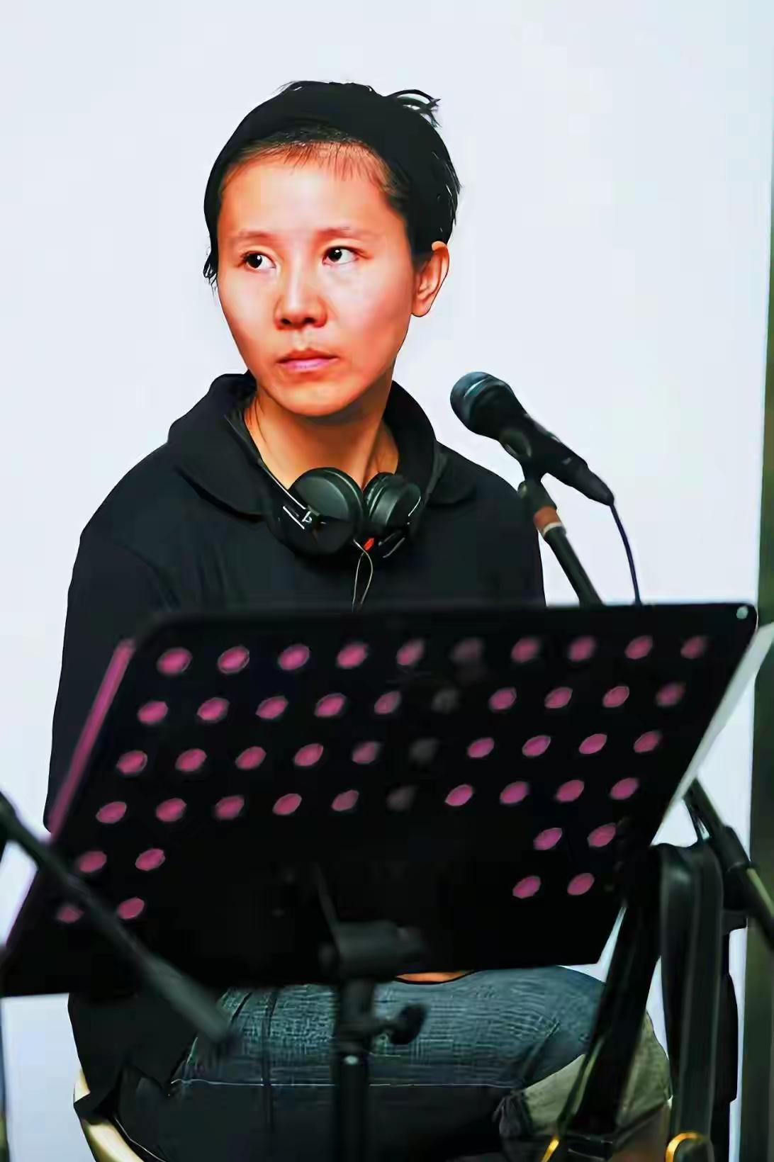 音乐世家出来的窦颖自然非等闲之辈，
年轻时用才华迷倒张亚东，
号称“华语和声活字