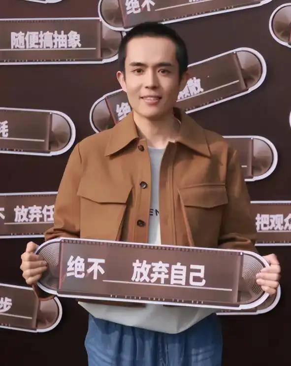 演员王星4天被卖3次

赚钱不易世无常，
出国谋职谨防狼；
电信诈骗缺人头，
防