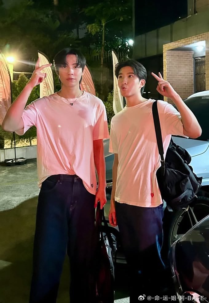 FirstKhaotung 尼玛难怪烤没穿制服，原来不是我想多了，烤穿的真是男友