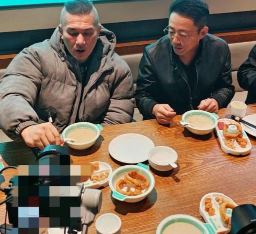 馆长是个狠人！
竟然能喝完老北京豆汁！



馆长喝豆汁神了
第一次喝豆汁的外地