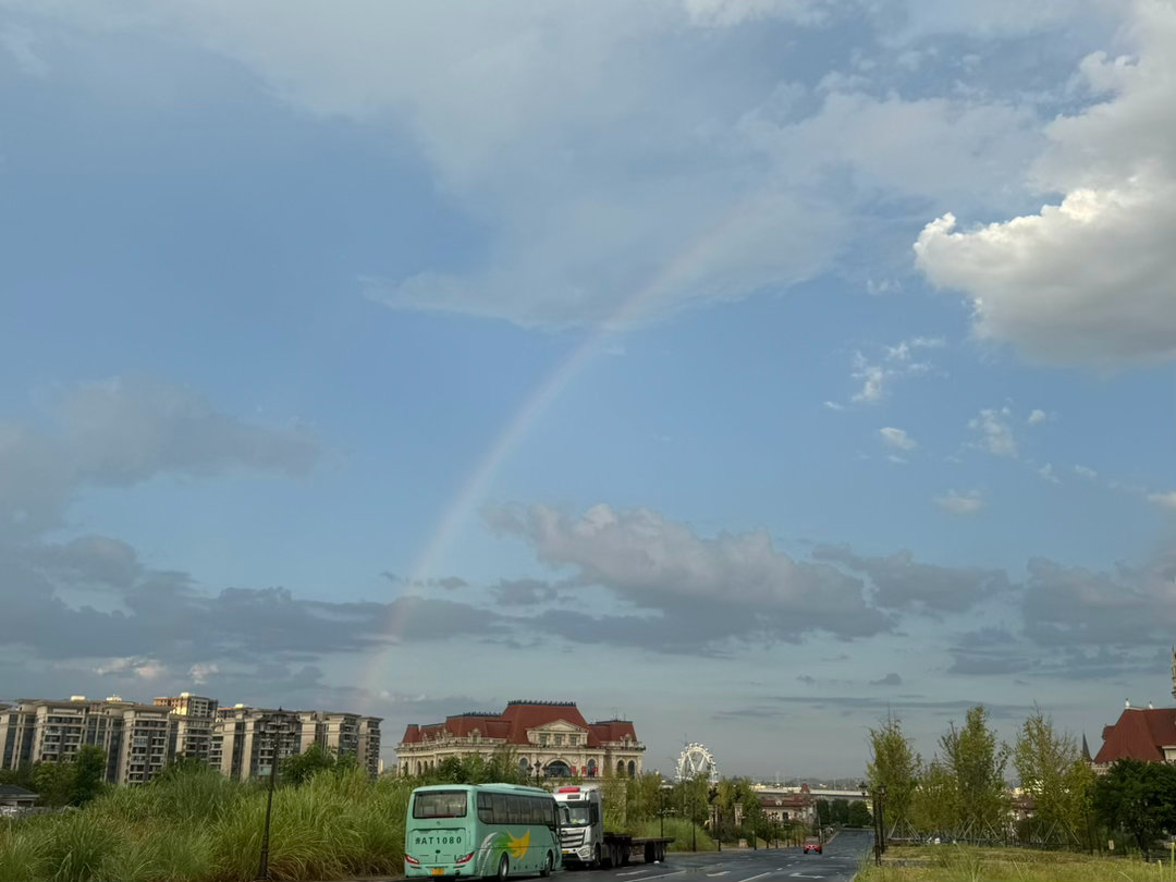 突然被淋成落汤鸡，不过看到🌈了 