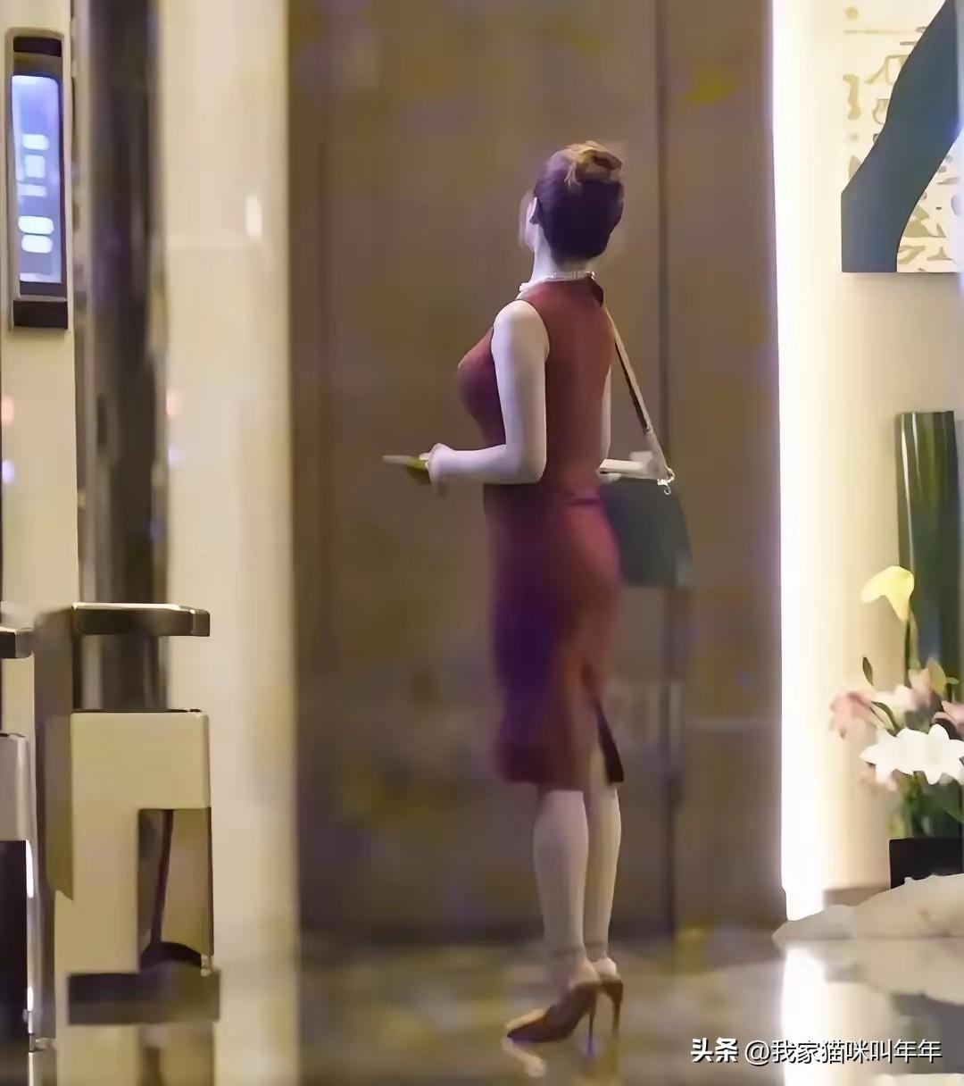是哪个网友脑洞大开为包贝尔想出了这一招：网传出轨的红衣女子是他的亲妈！

查了一