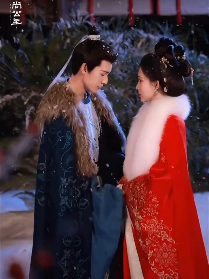 说笑。
默默陪在身旁，为她拂去额上的雪。新岁嘉平诸事如愿。