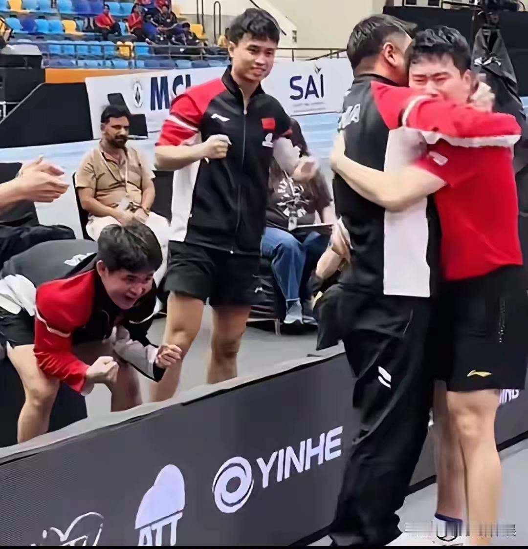 爱笑的梁甜甜
赛后哭了
俗话说：
男儿有泪不轻弹
只是未到赢球时～

试想一下