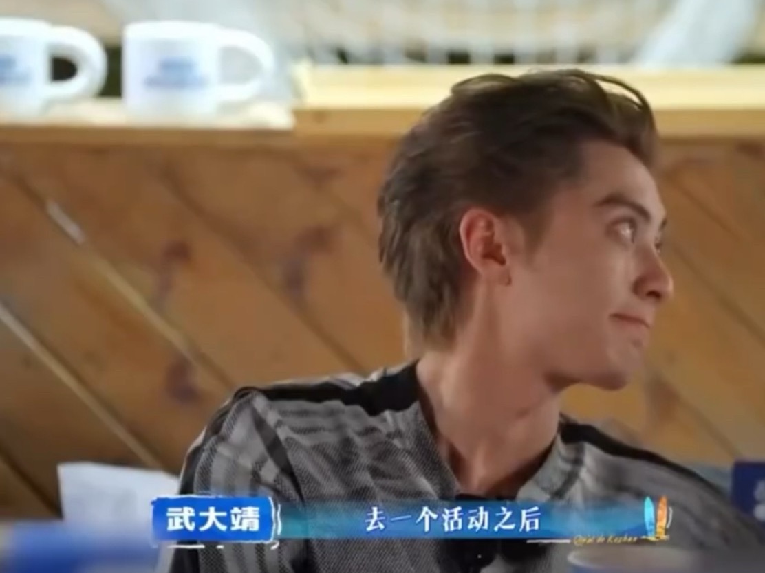 武大靖称被喊原速滑运动员心有点疼武大靖退役后参加活动被介绍“原短道速滑运动员”，