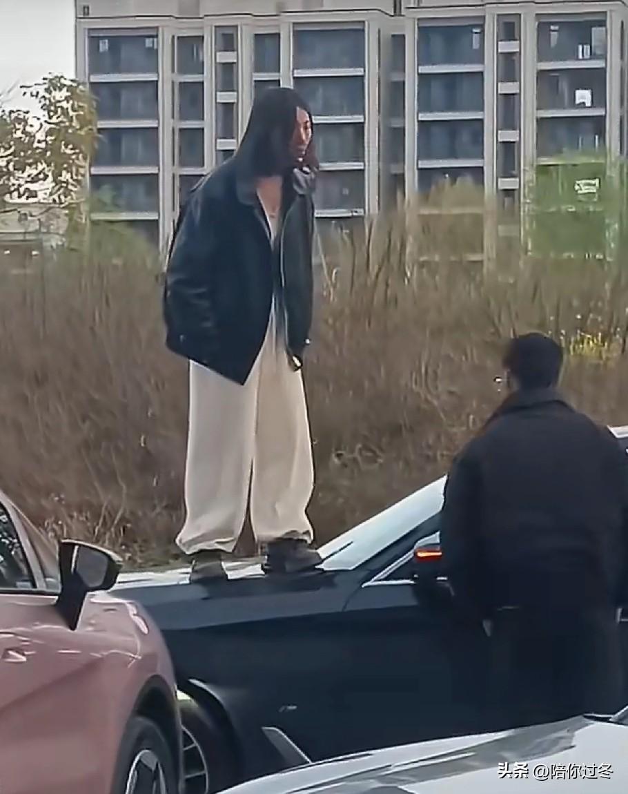 两车简单的摩擦，变成两人互殴！
虽然不知道事故具体事情经过，但感觉男司机还是挺克