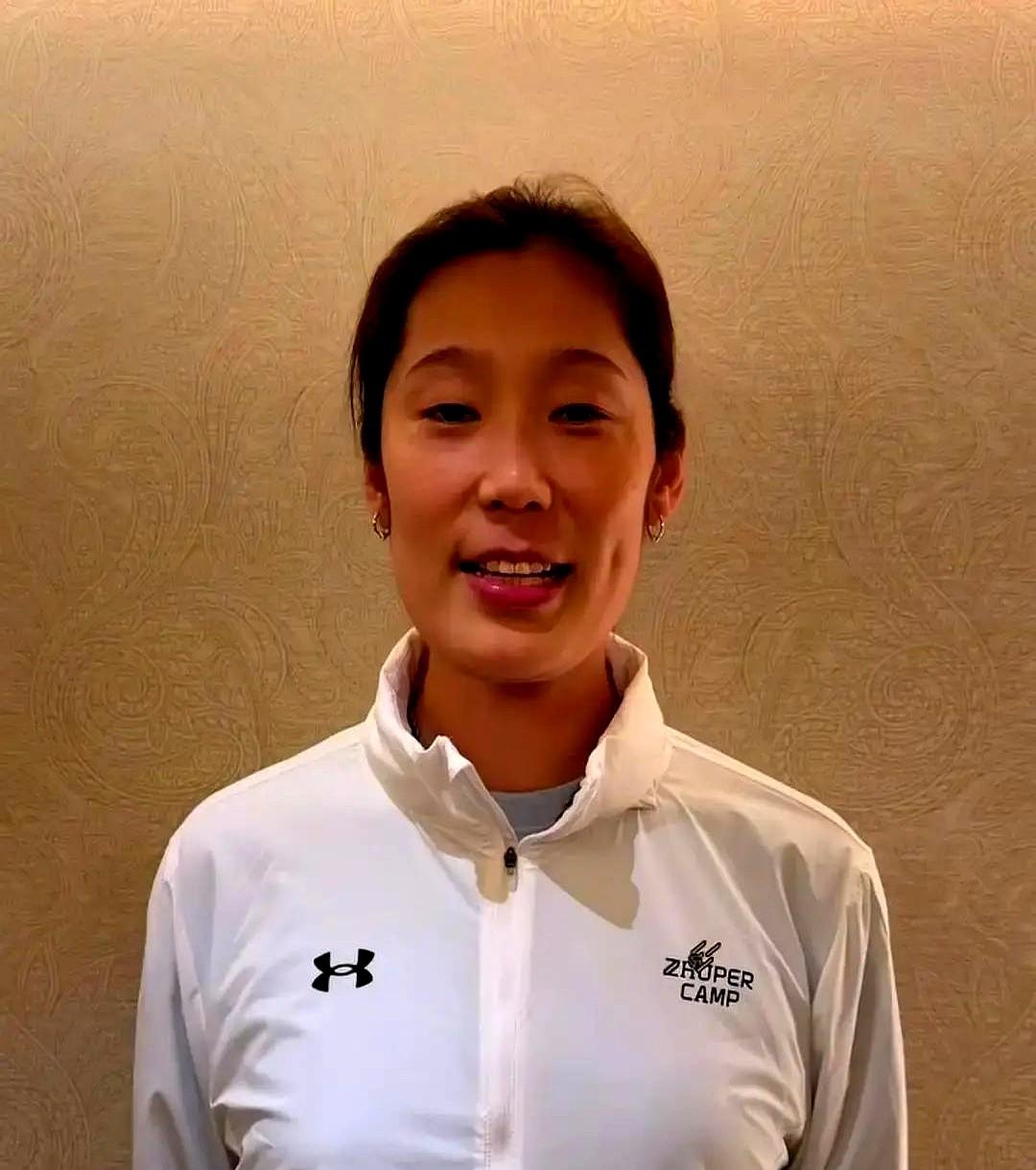 朱婷这次露面，前面那串“中国女排”没了，换成了“女排运动员”。
国家队的大名单里