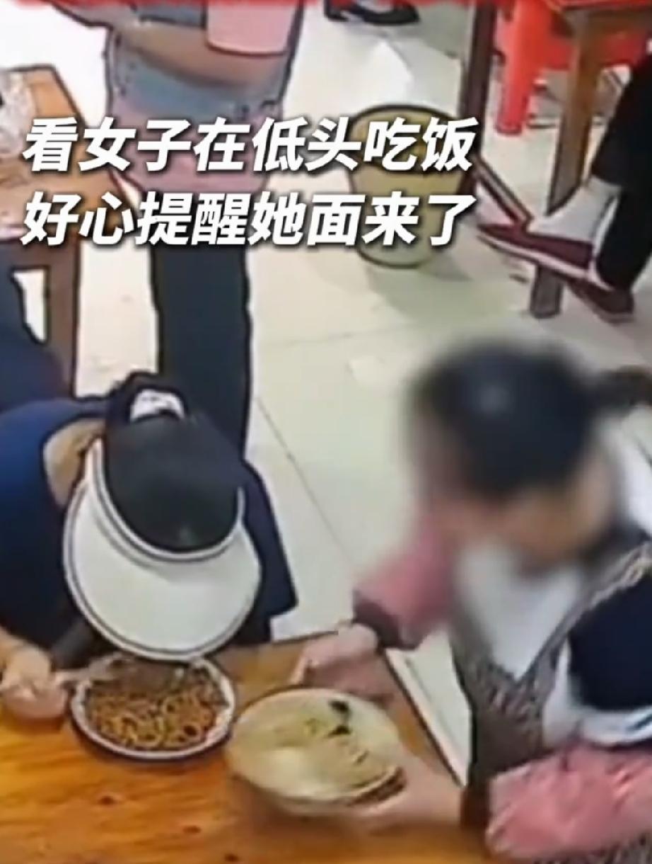 老板娘遇到了一件怪事，怎么想也想不明白顾客为什么会冲她发这儿大的火。
老板娘开了