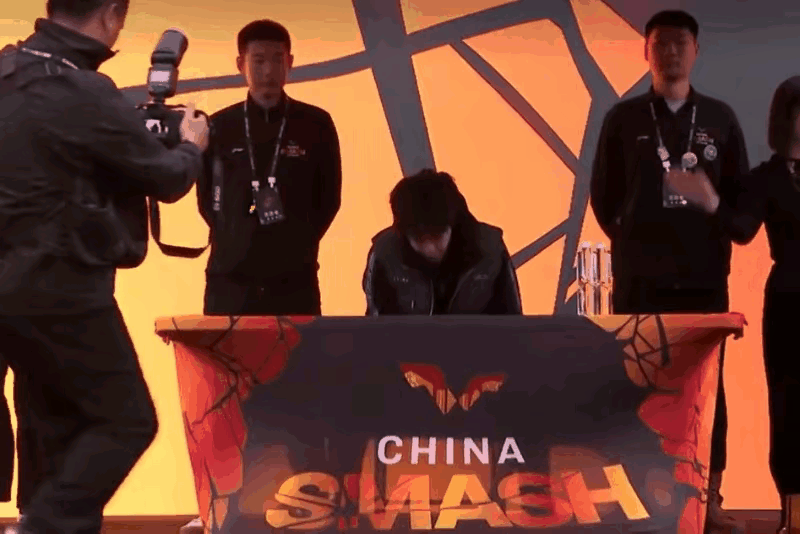 球迷见面会上，大头左看看安保右看看安保，不好意思的笑了[捂脸]

要知道大头可是