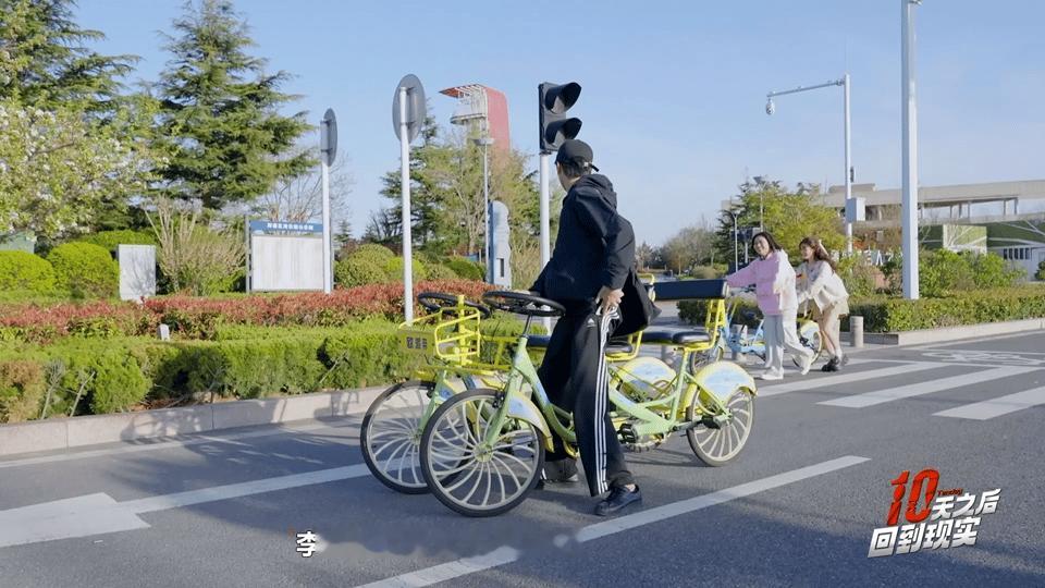 #沈月笑陈靖可骑车像骆驼祥子# 在去参加游戏的路上陈靖可沈月李雪琴同骑一辆四人单