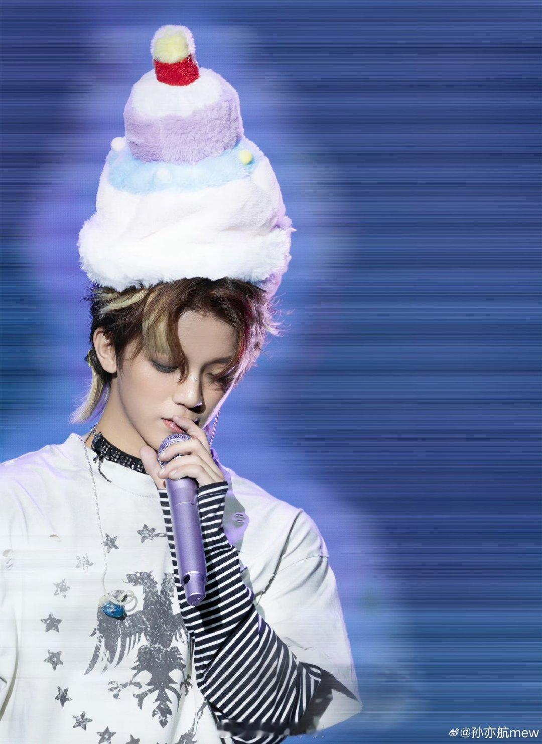 孙亦航说想上热搜孙亦航搜狐时尚盛典造型杀！白色炸毛又酷又有型，求 “时尚” 热搜